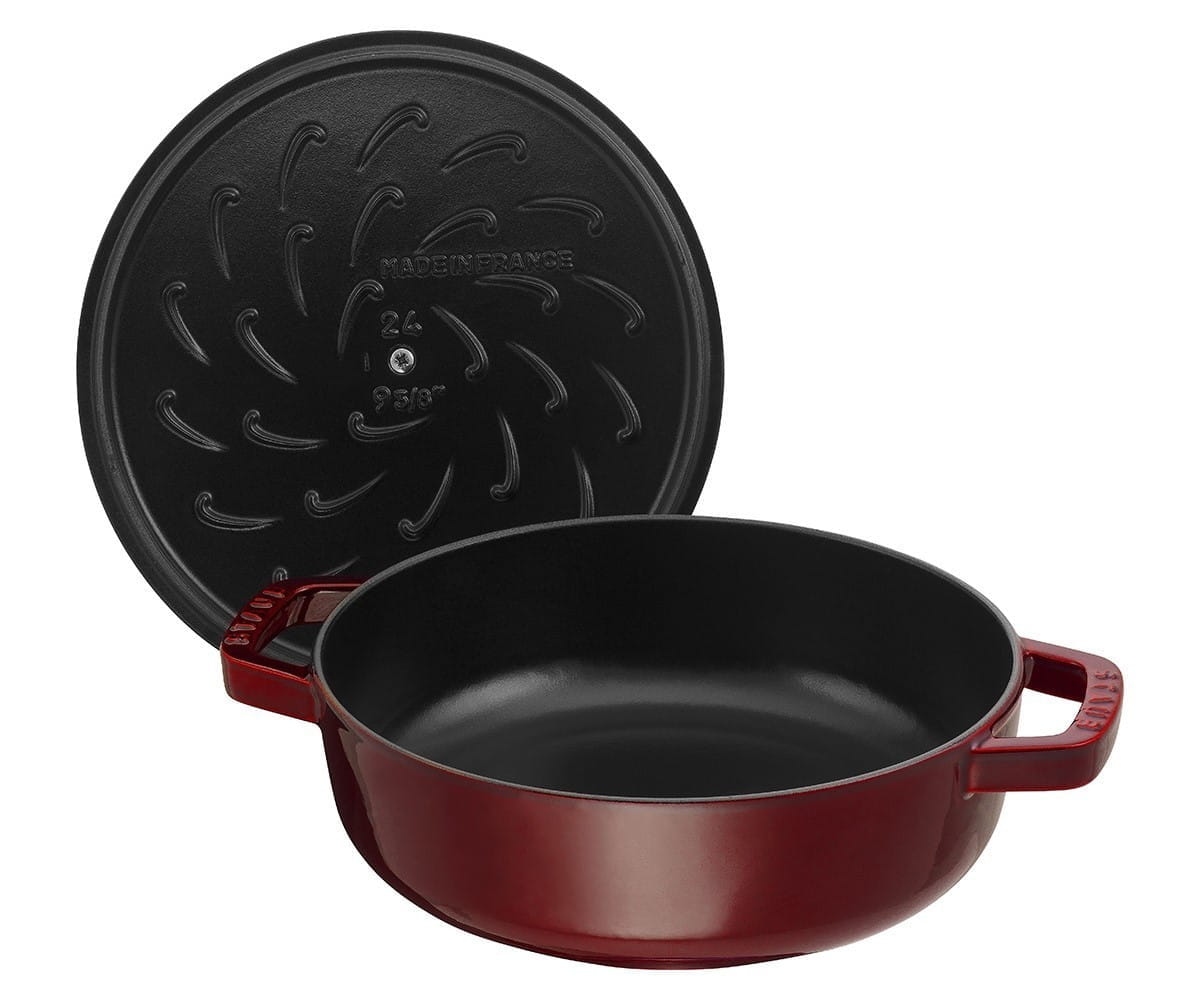 Staub Multifunktionsbräter grenadine mit Chistera Deckel offen