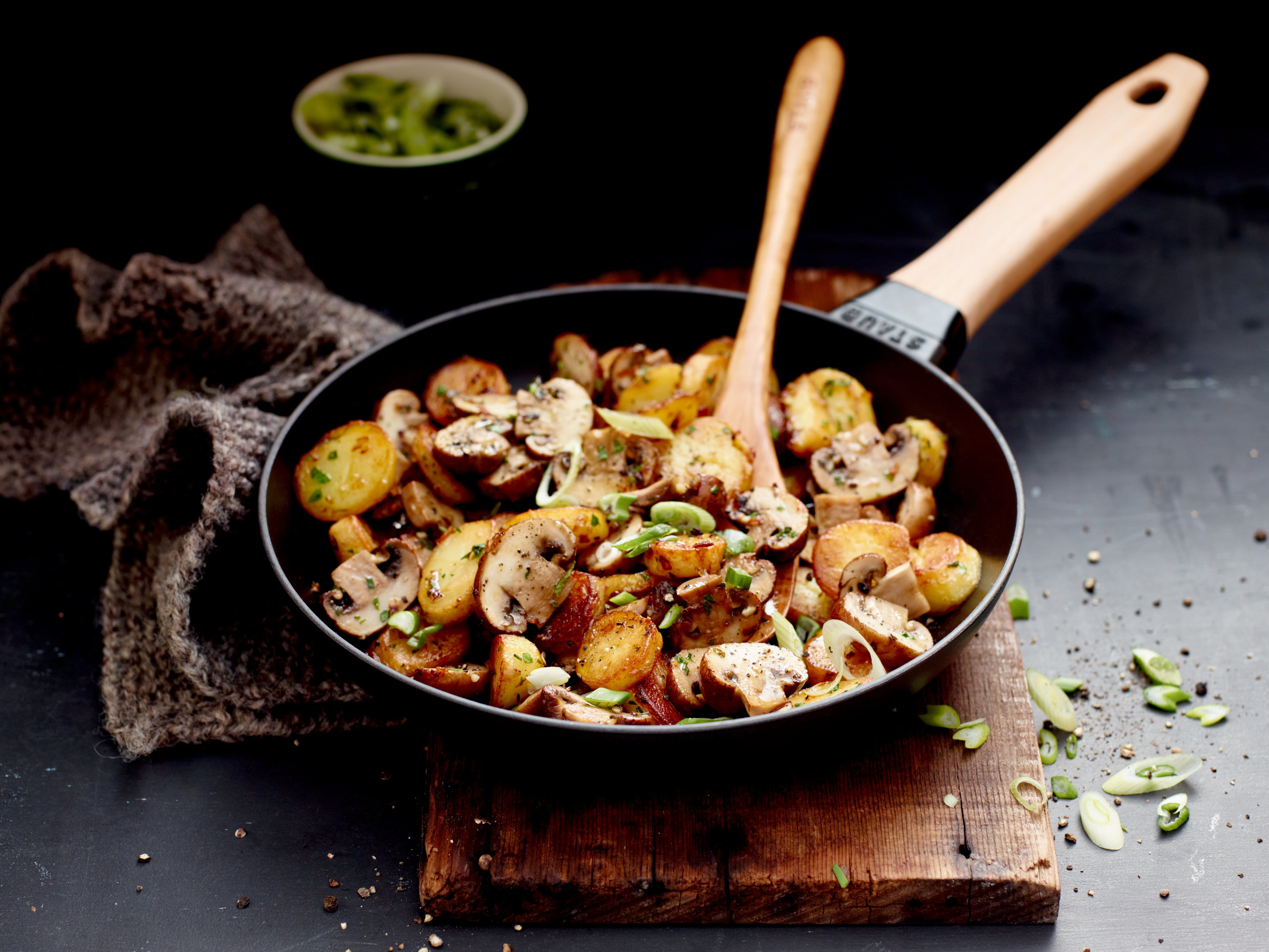 Staub Pans Bratpfanne mit Holzgriff 24cm, schwarz