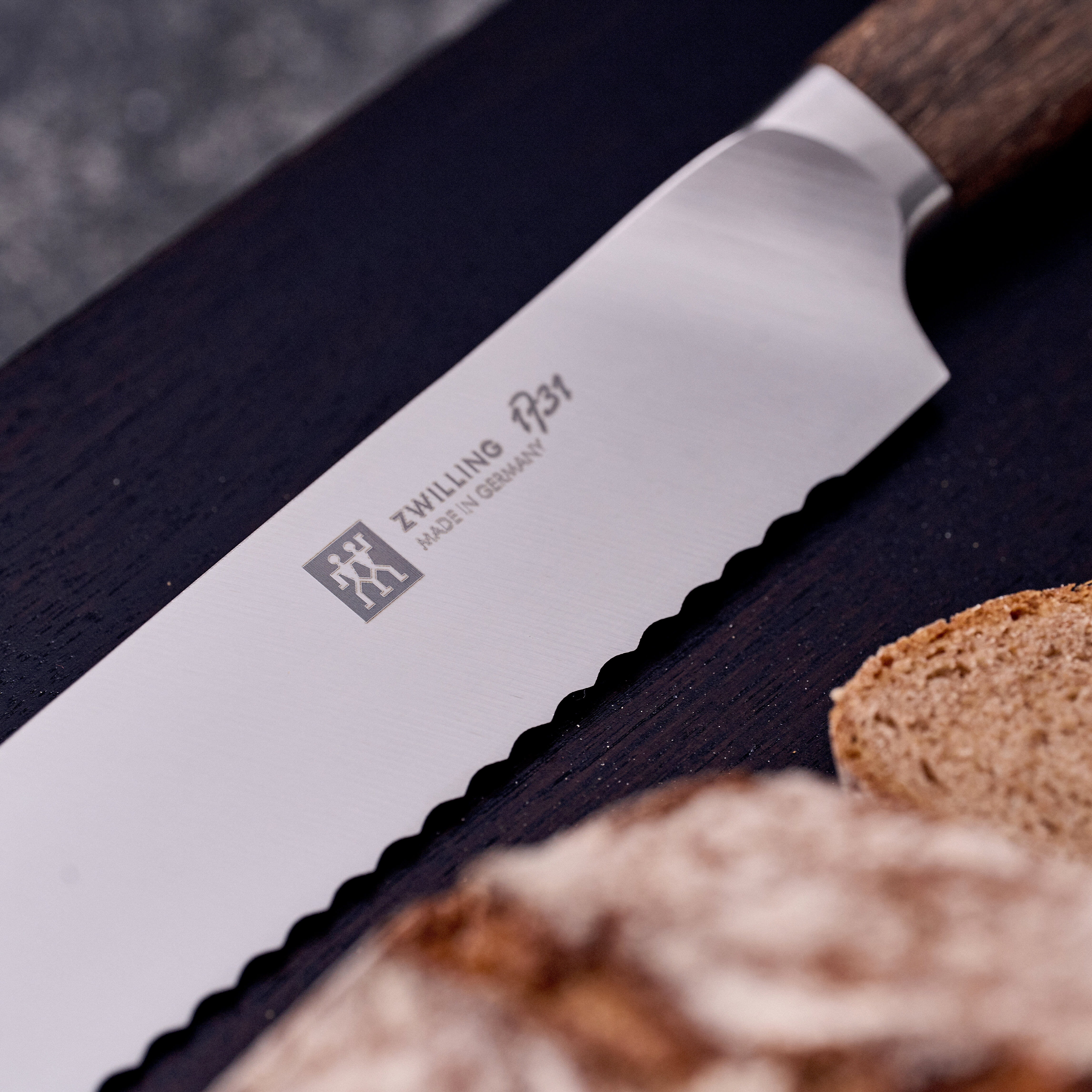 Zwilling 1731 Brotmesser 200 mm Wellenschliff Ziricoteholz