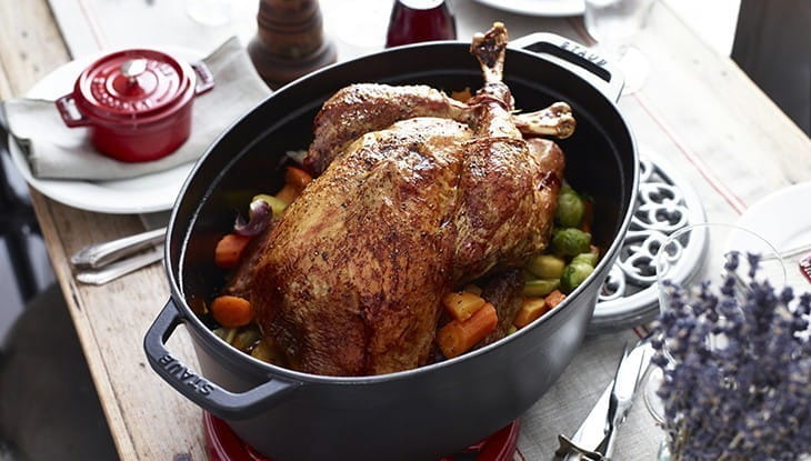 Staub Cocotte Bräter Gusseisen oval 27cm schwarz