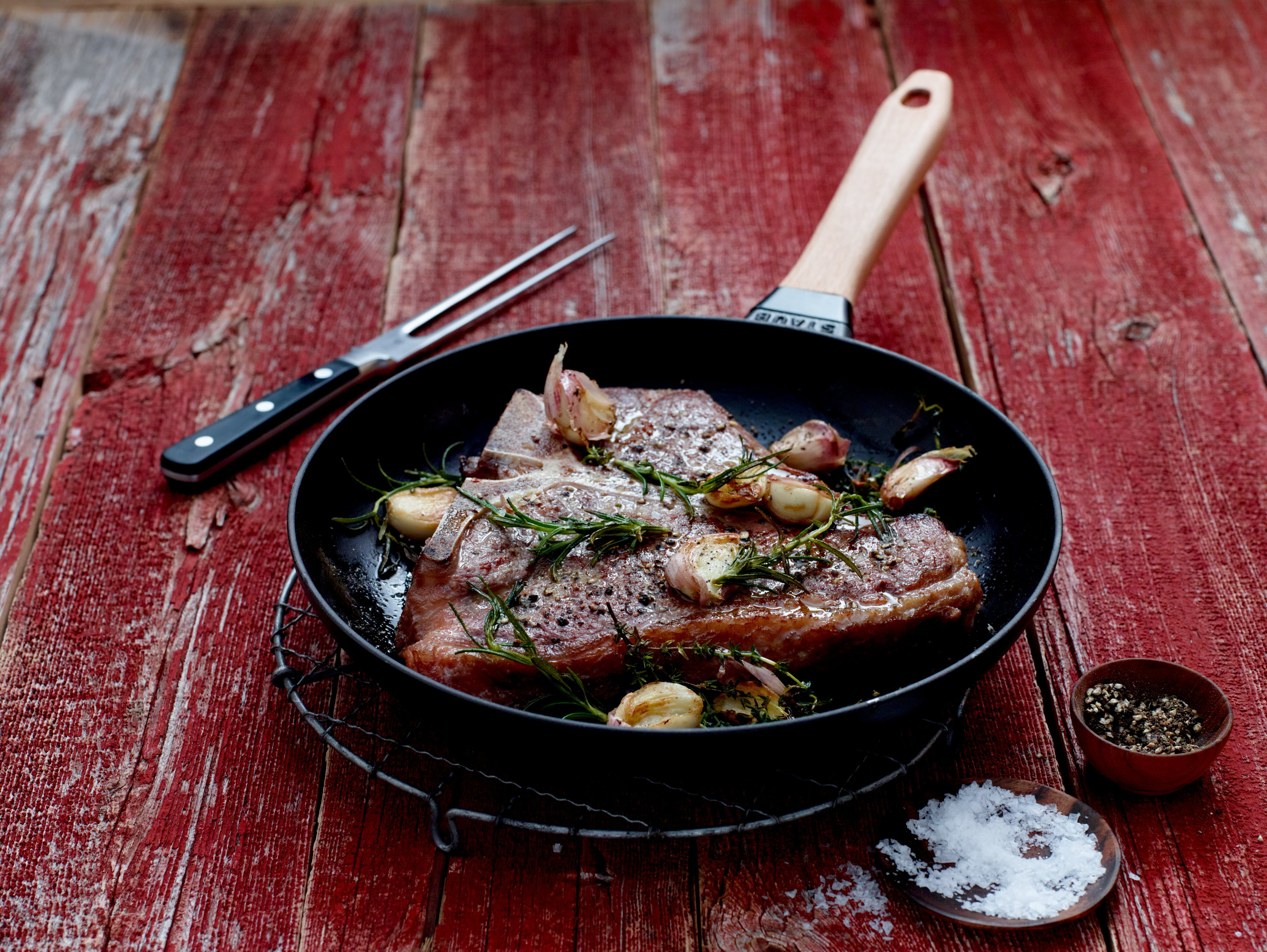 Staub Pans Bratpfanne mit Holzgriff 24cm, schwarz