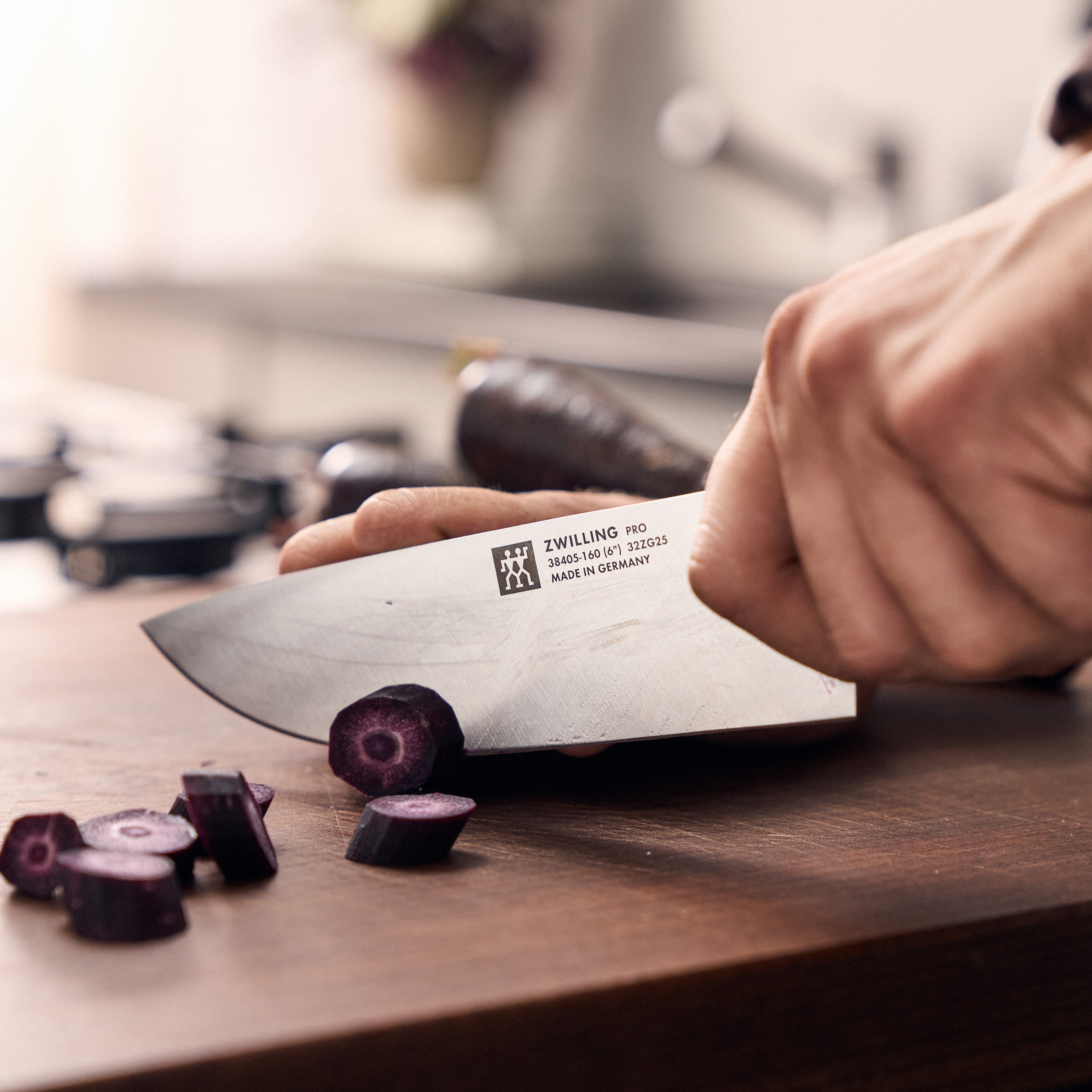 Zwilling Pro Kochmesser breite Klinge Lifestylefoto