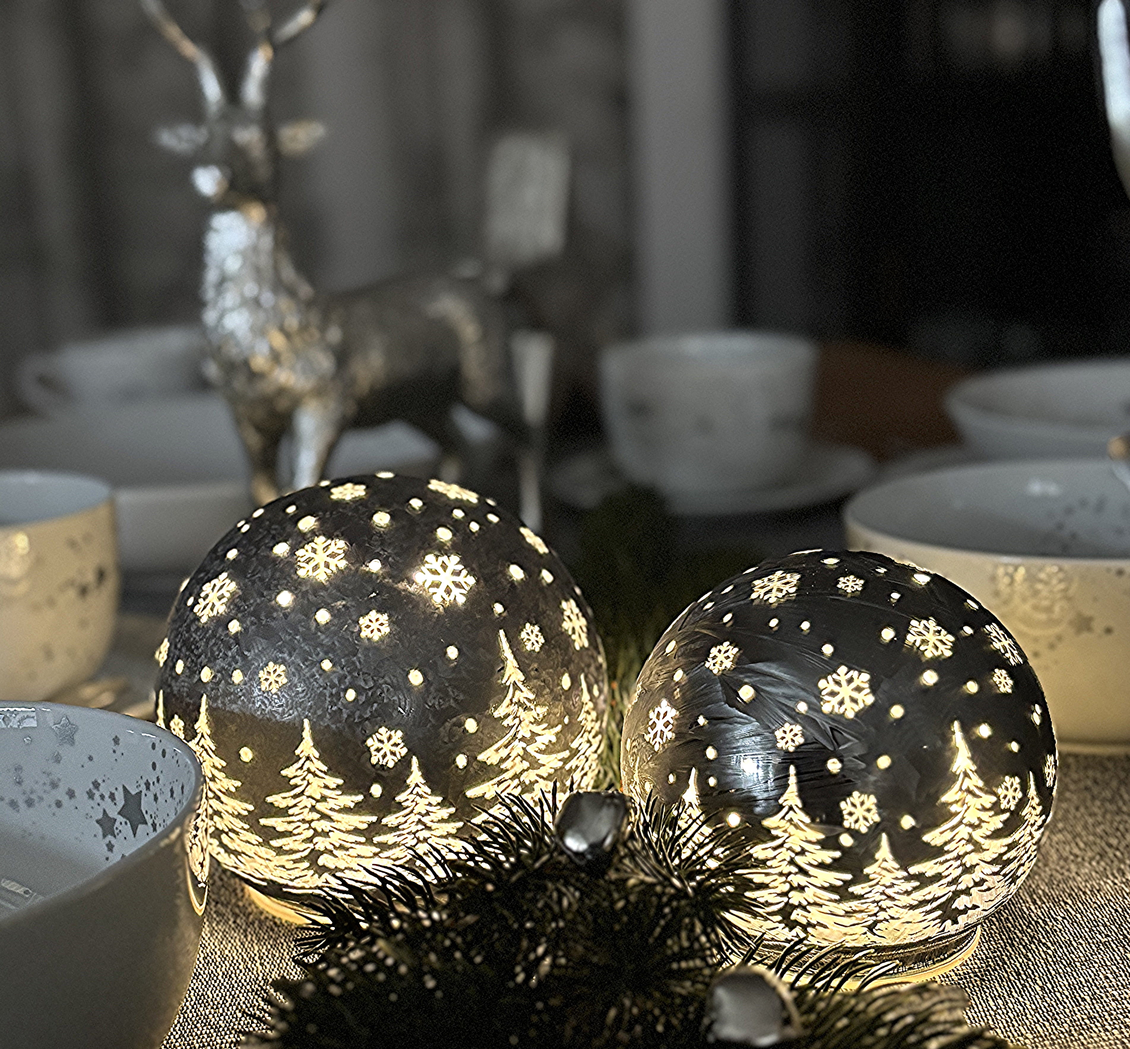 formano Weihnachtskugel 12 cm, Farbglas eisgrau in geeister Optik, mit LED-Licht & Timer, winterl. Dekor