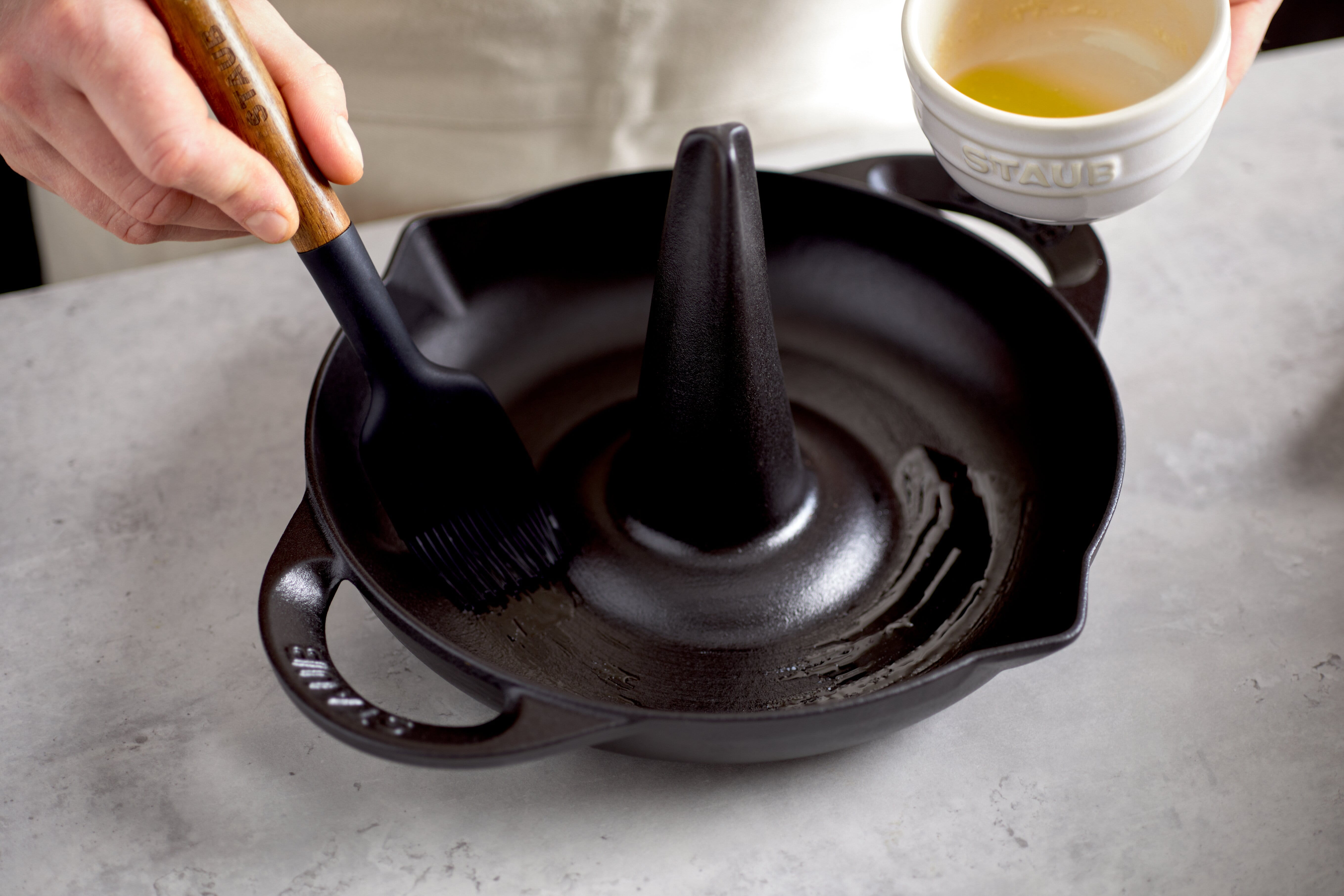 Staub Specialities Hähnchenbräter 24 cm Schwarz