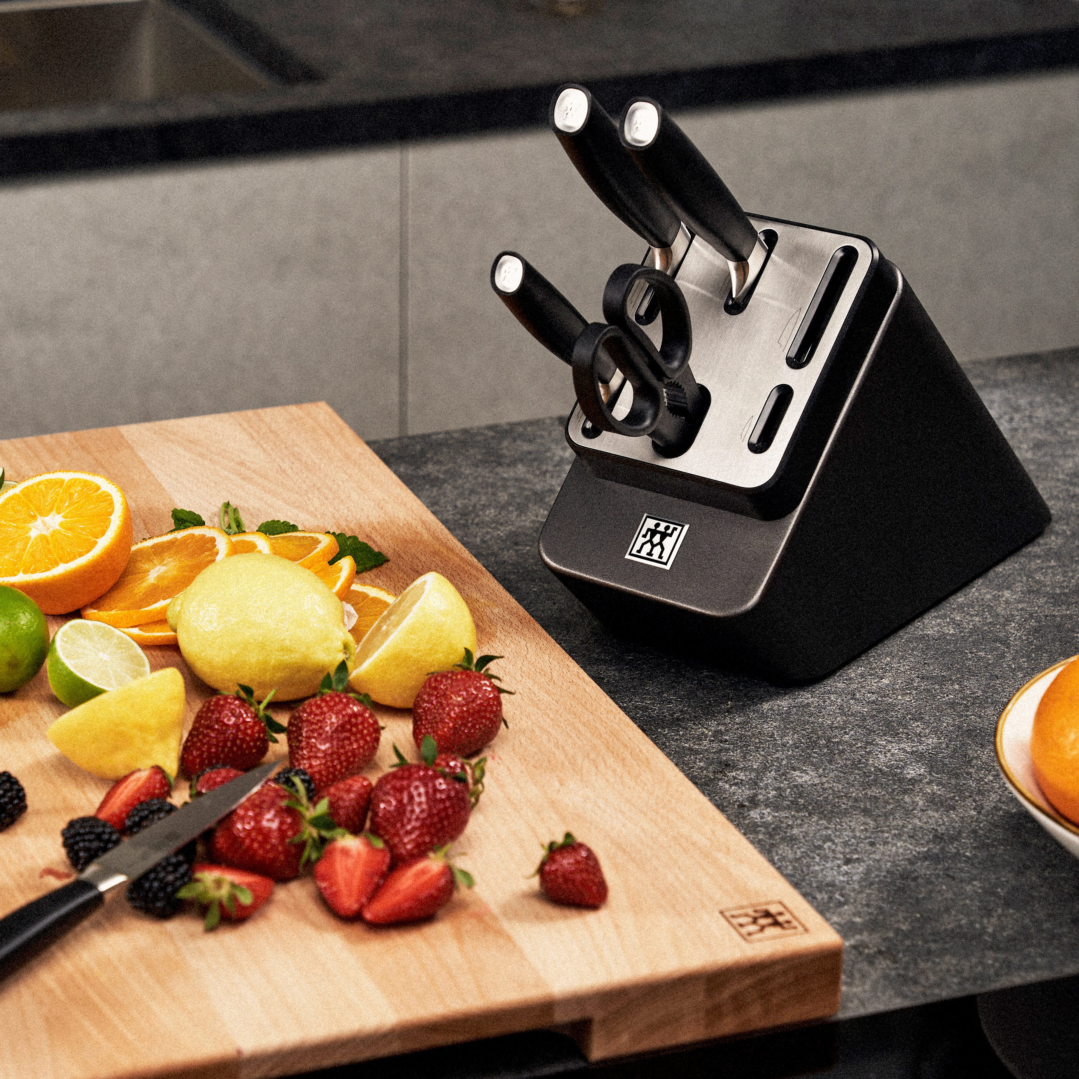 Zwilling All*Star Selbstschärfender Messerblock, 7-teilig, mit KIS Technologie, Anthrazit/Schwarz Lifestylefoto