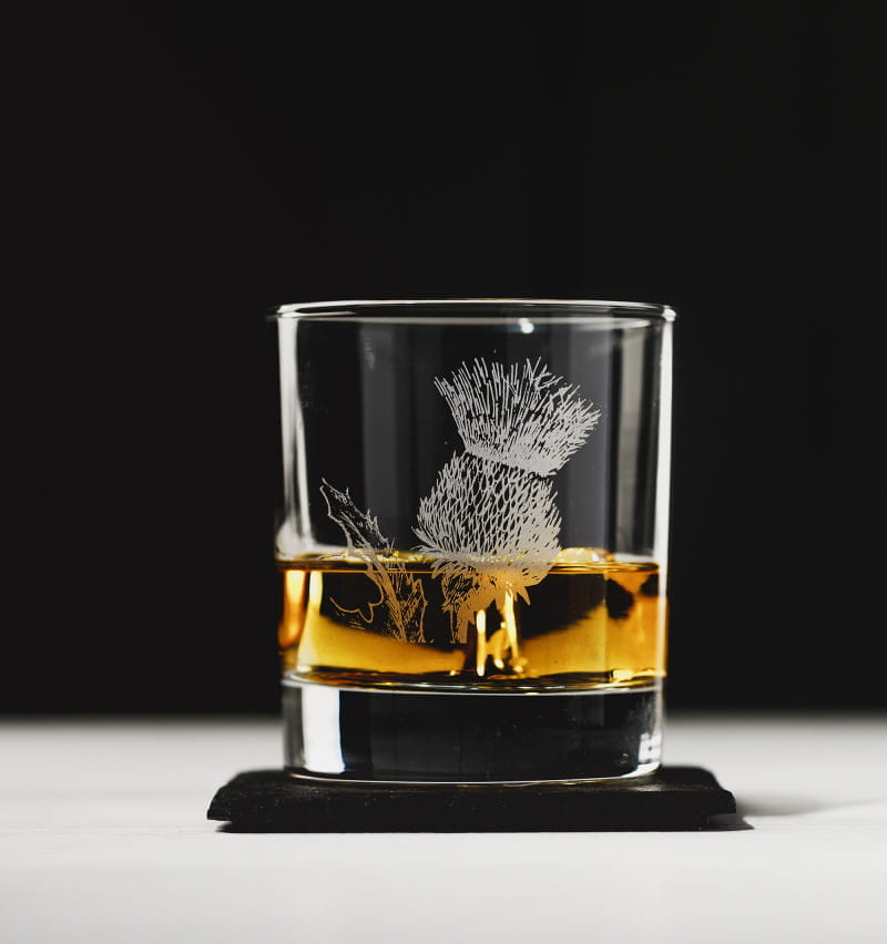 Scottish Glasbecher / Whiskyglas + Schiefer Untersetzer im Set - Distel  Ø 8,5 cm