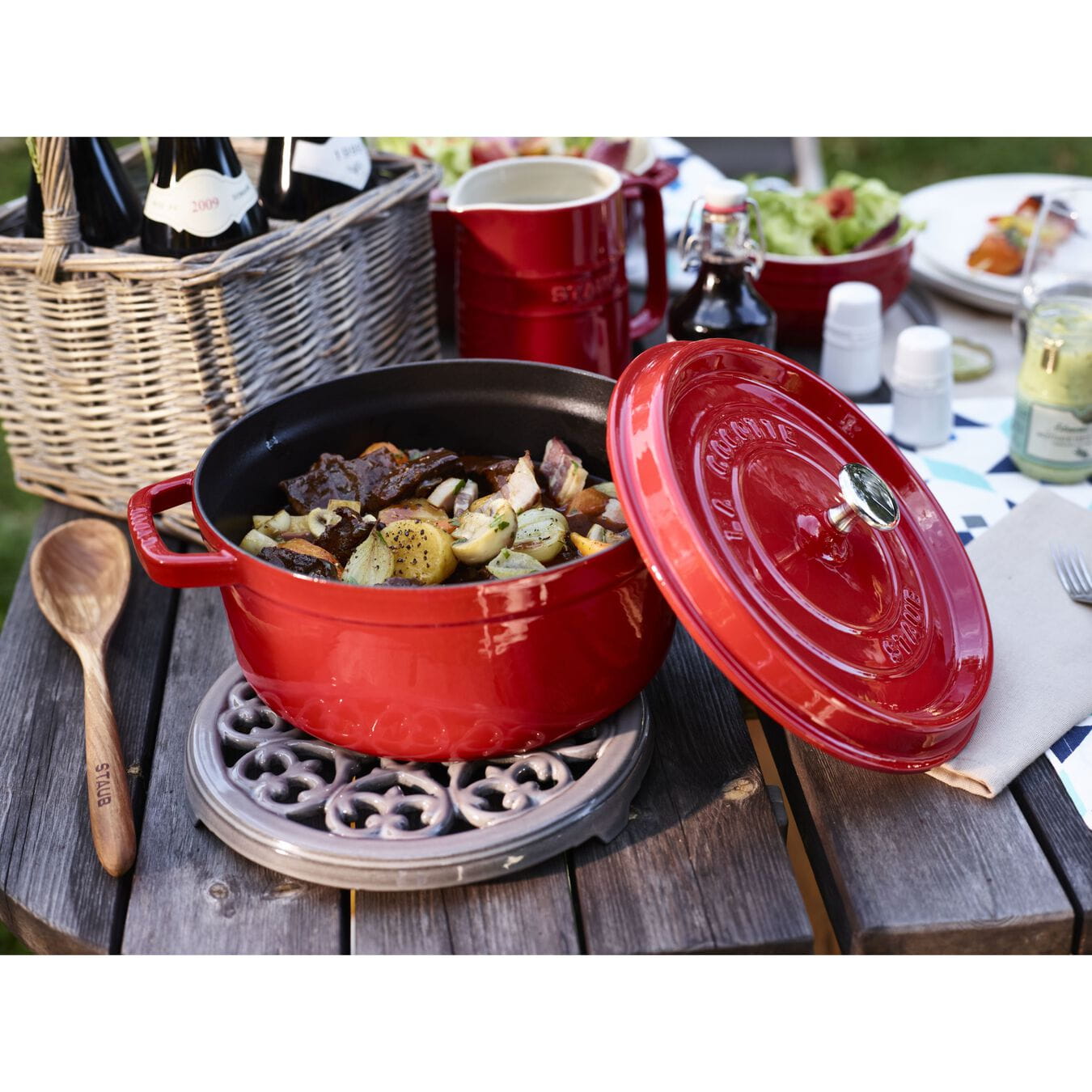 Staub Serving Topfuntersetzer Lilie 23 cm rund Gusseisen Graphitgrau