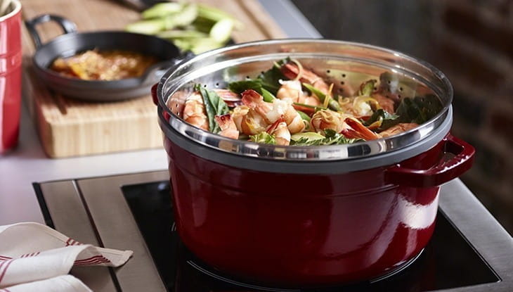 Staub Cocotte Bräter Gusseisen rund 26cm grenadine mit Dämpfeinsatz