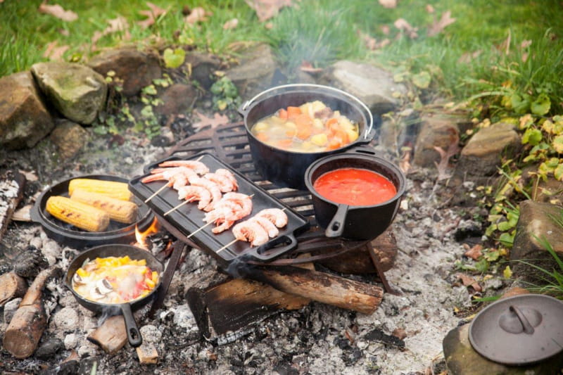 Dutch Oven Kochtopfset 7-tlg. aus Gusseisen in Holzbox