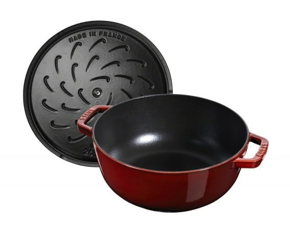 Staub France Cocotte / Bräter Gusseisen Hahn 24 cm grenadine offen