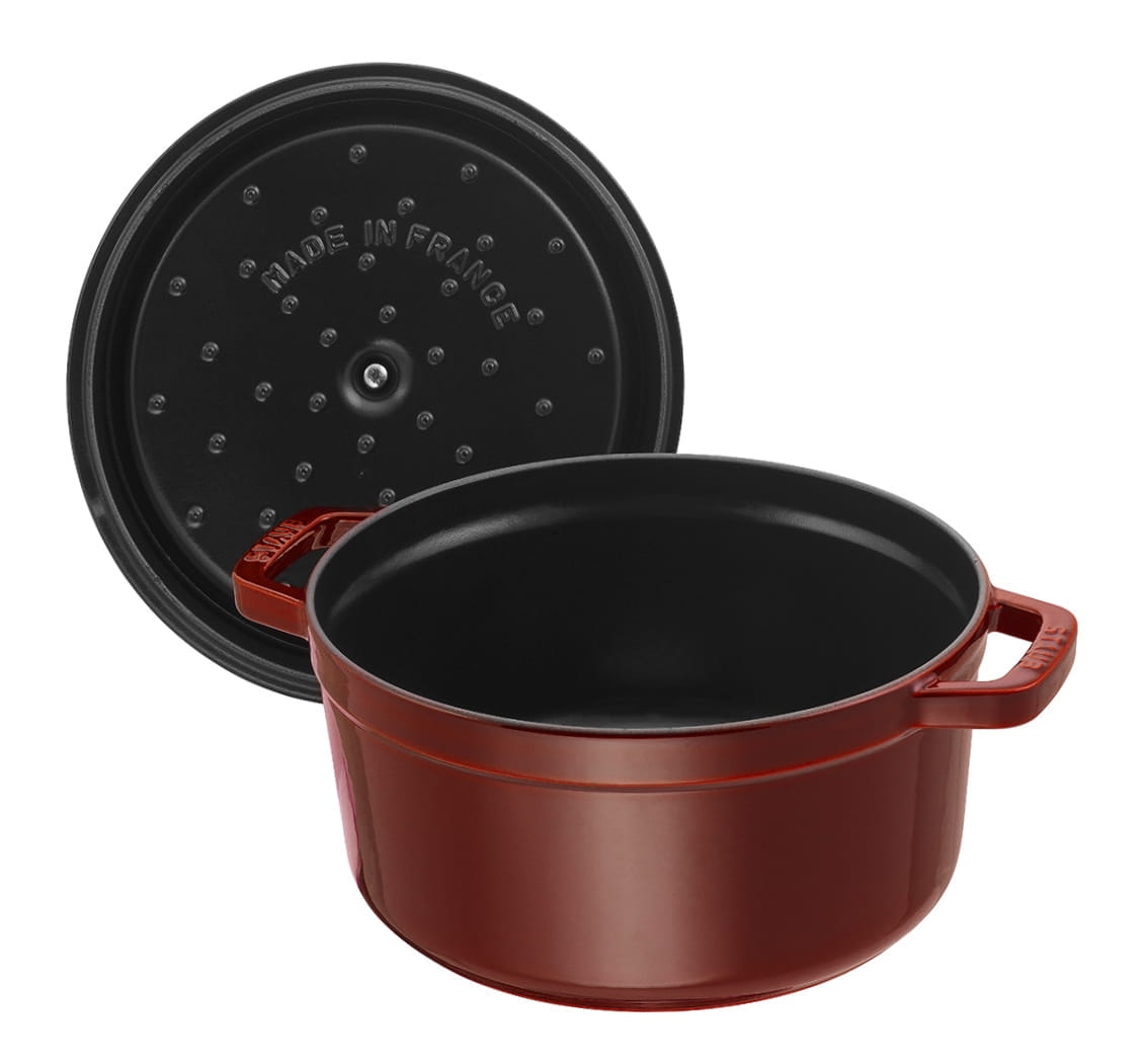 Staub Cocotte Bräter Gusseisen rund 26cm grenadine mit Dämpfeinsatz offen