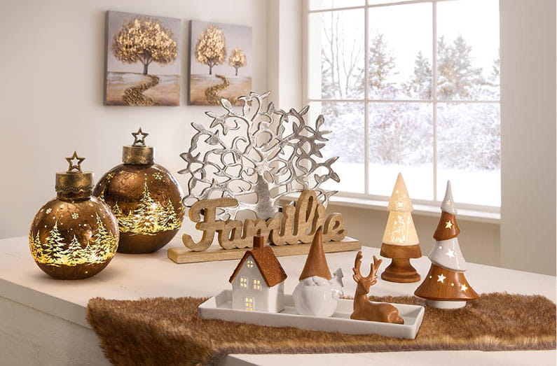 weihnachtliche-dekoration-mit-beleuchteten-kugeln-schriftzug-familie-kleinen-husern-und-dekorativen-tannenbumen-dekorationsartikel-von-formano