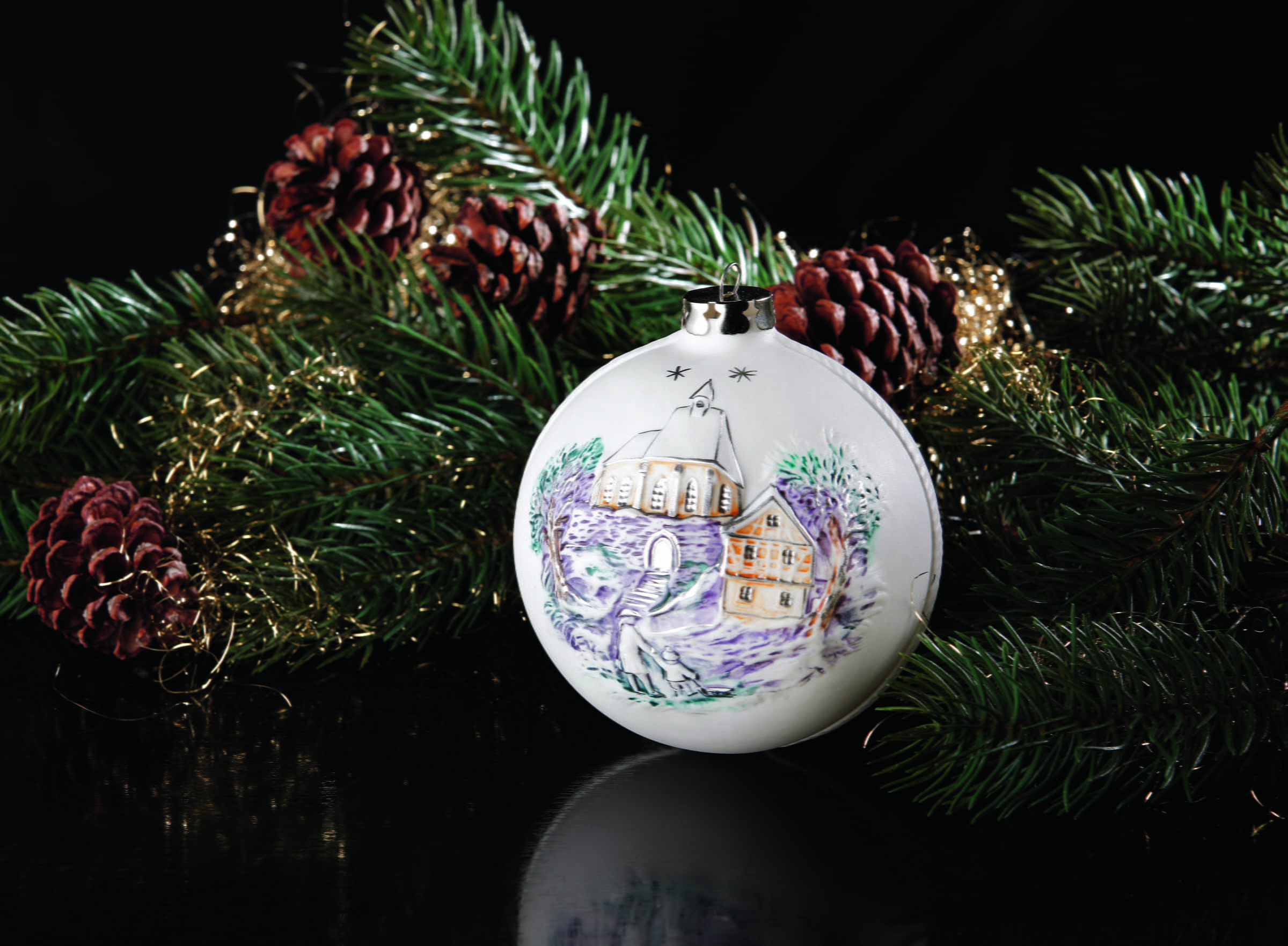 Seltmann Porzellan Weihnachtskugel, "Kirchgang + Marterl" Ø 10 cm, bemalt