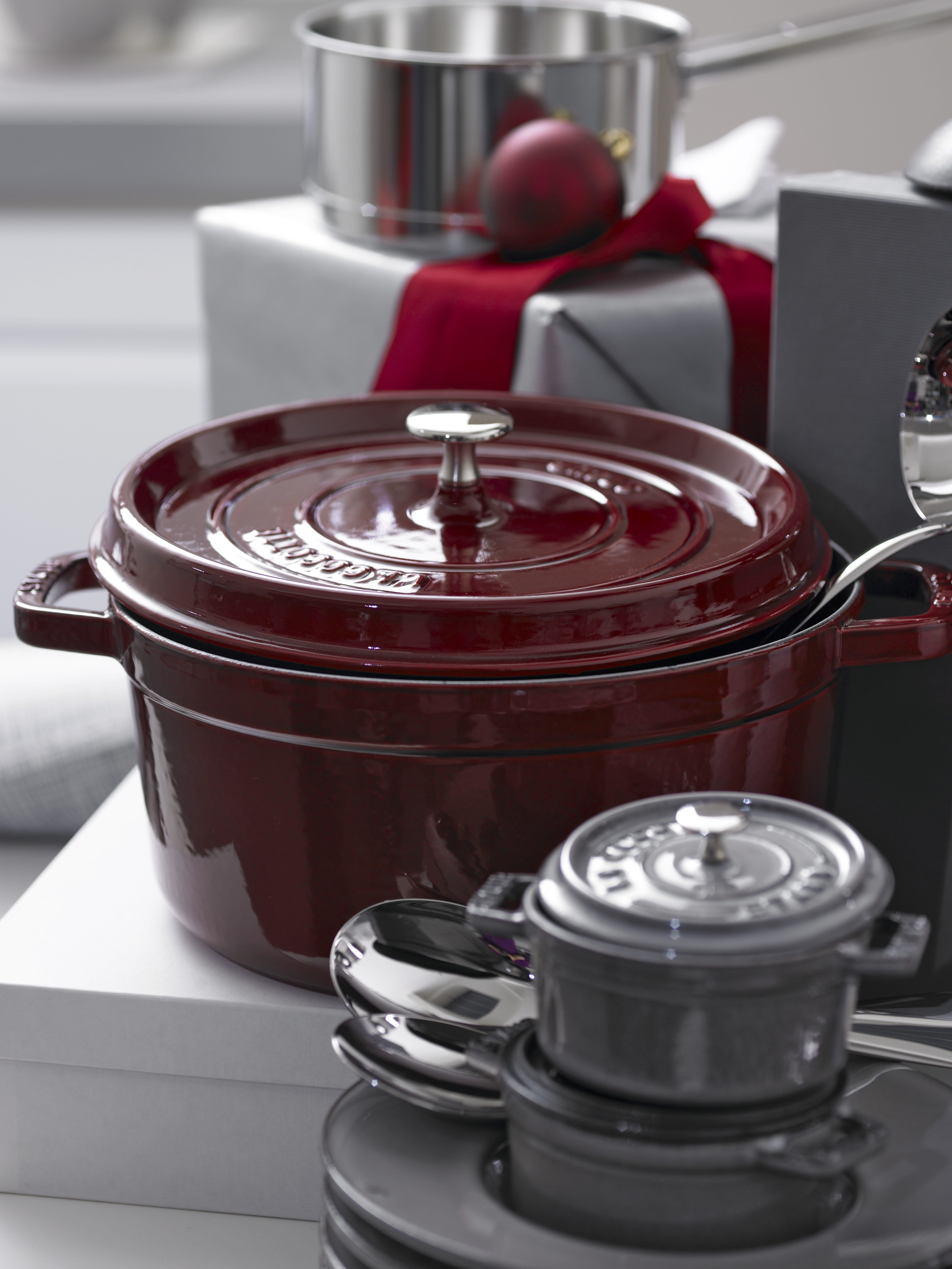 Staub Cocotte Bräter Gusseisen rund 26cm Grenadine