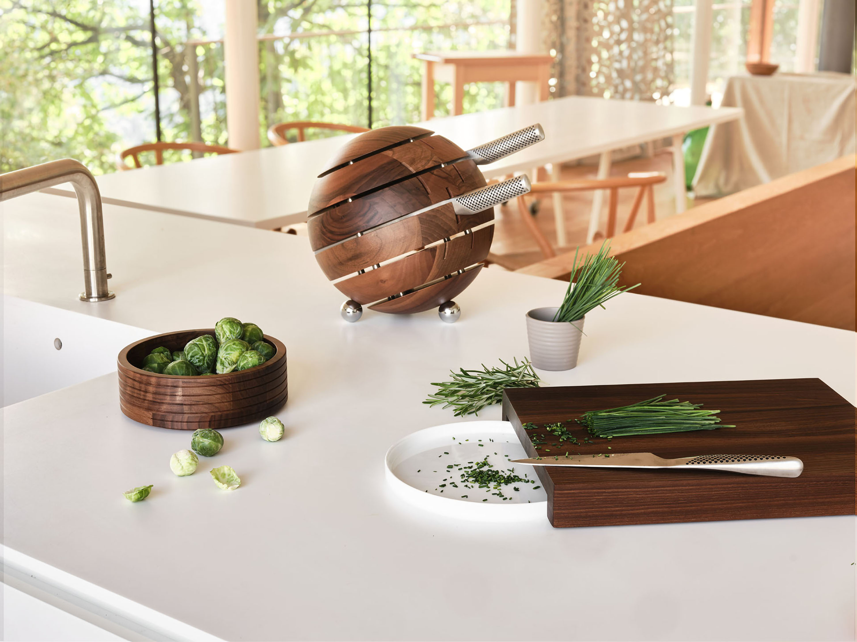 BREKA Kochmesserblock aus lackiertem, europäischem Walnussholz, mit bronzefarbenen Füßen