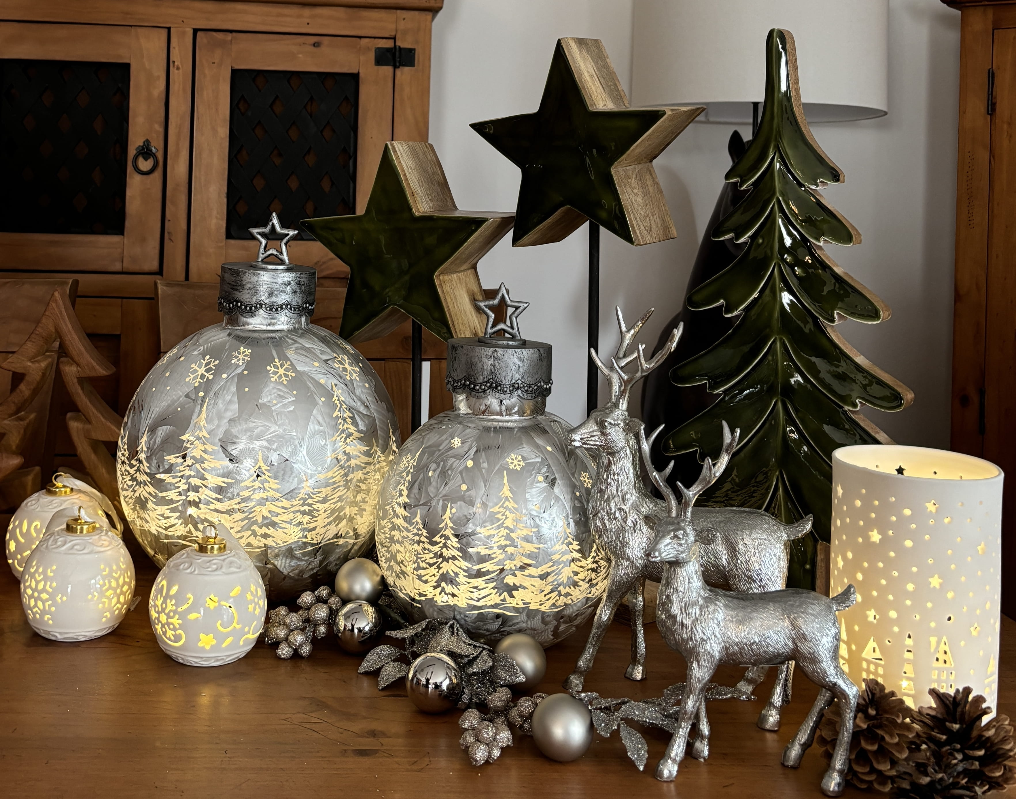 formano Weihnachtskugel 30 cm, Farbglas in Ice-Optik mit LED-Licht, winterl. Dekor + aufgesetztem Stern