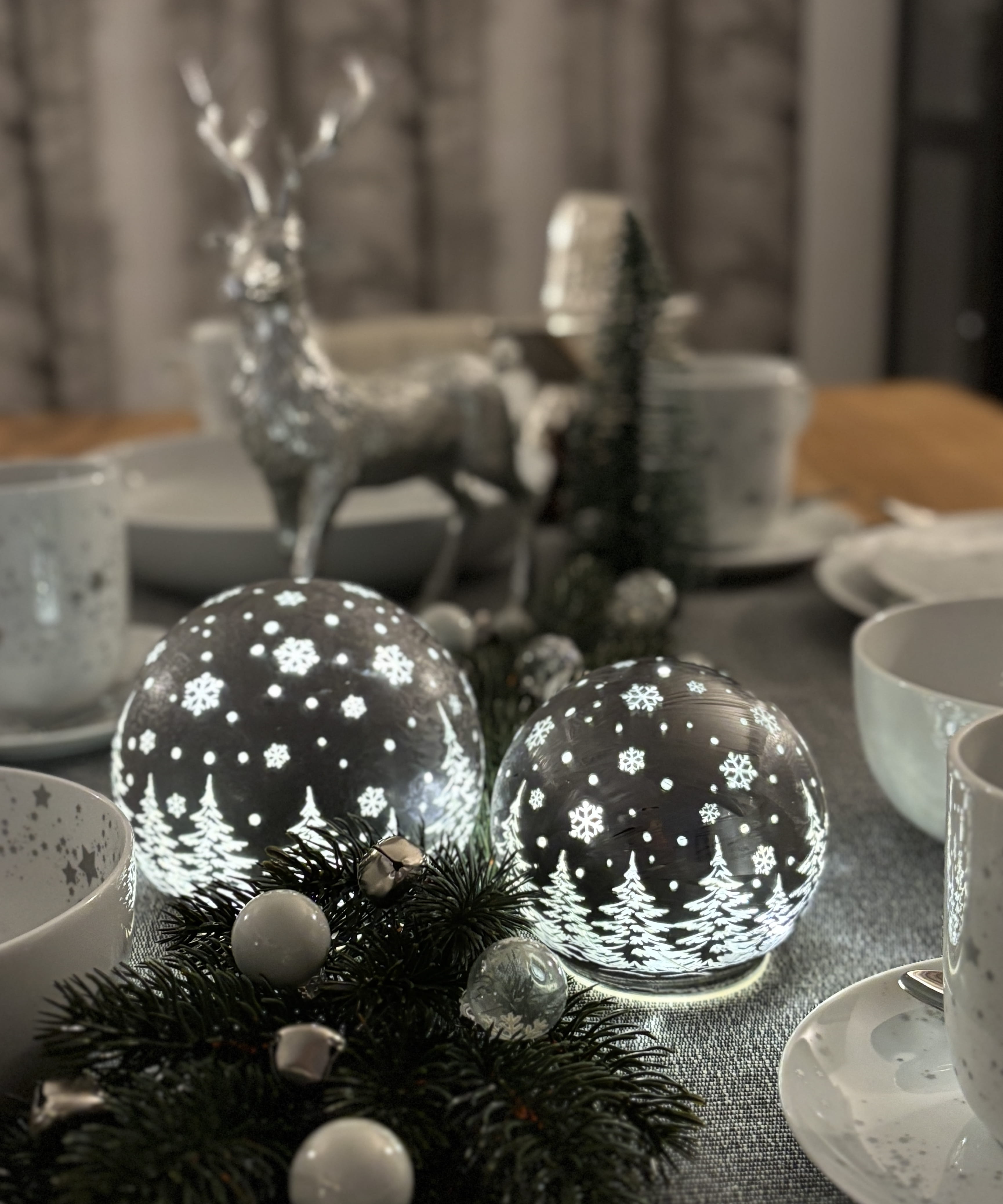 formano Weihnachtskugel 10 cm, Farbglas eisgrau in geeister Optik, mit LED-Licht & Timer, winterl. Dekor