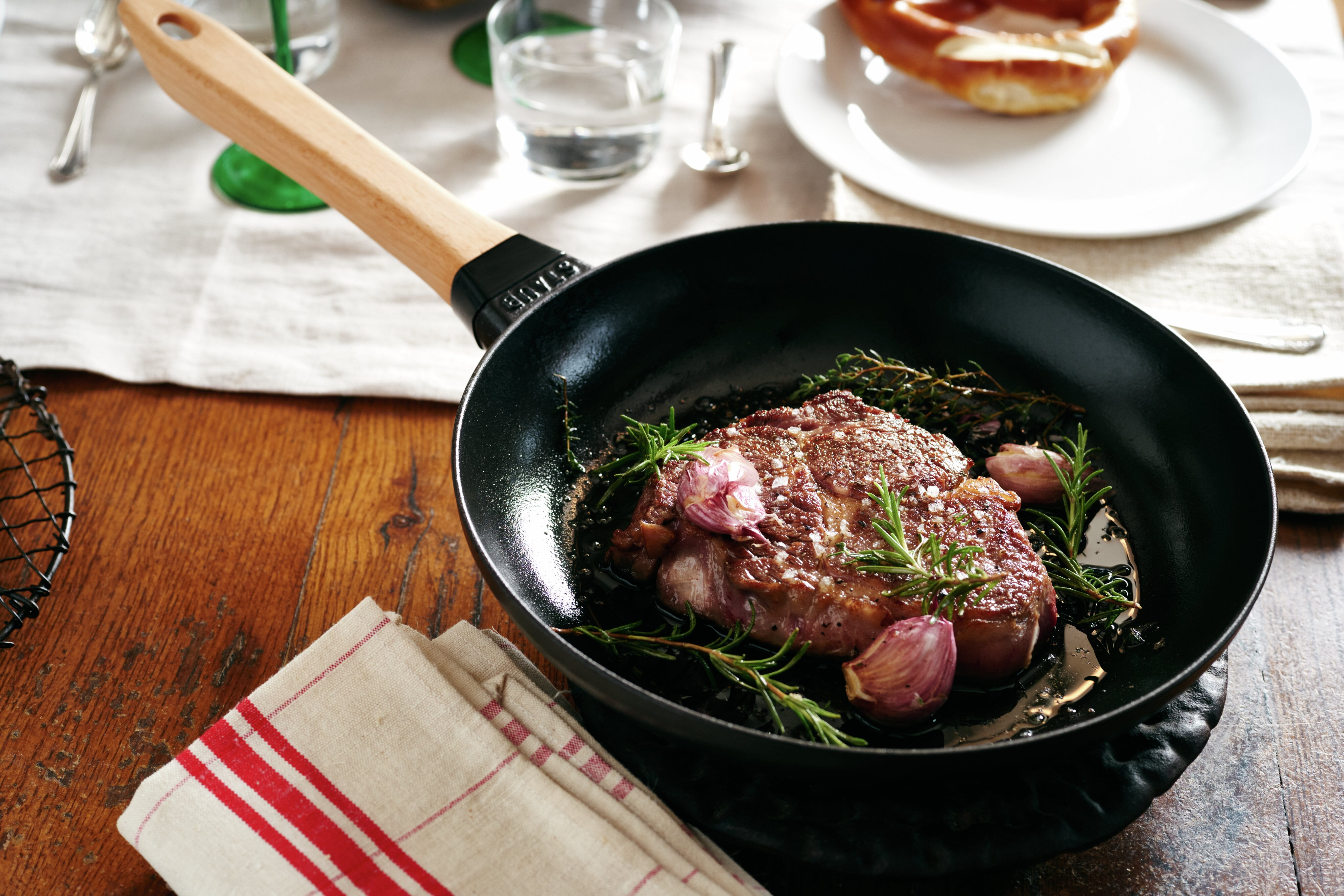 Staub Pans Bratpfanne mit Holzgriff 24cm, schwarz