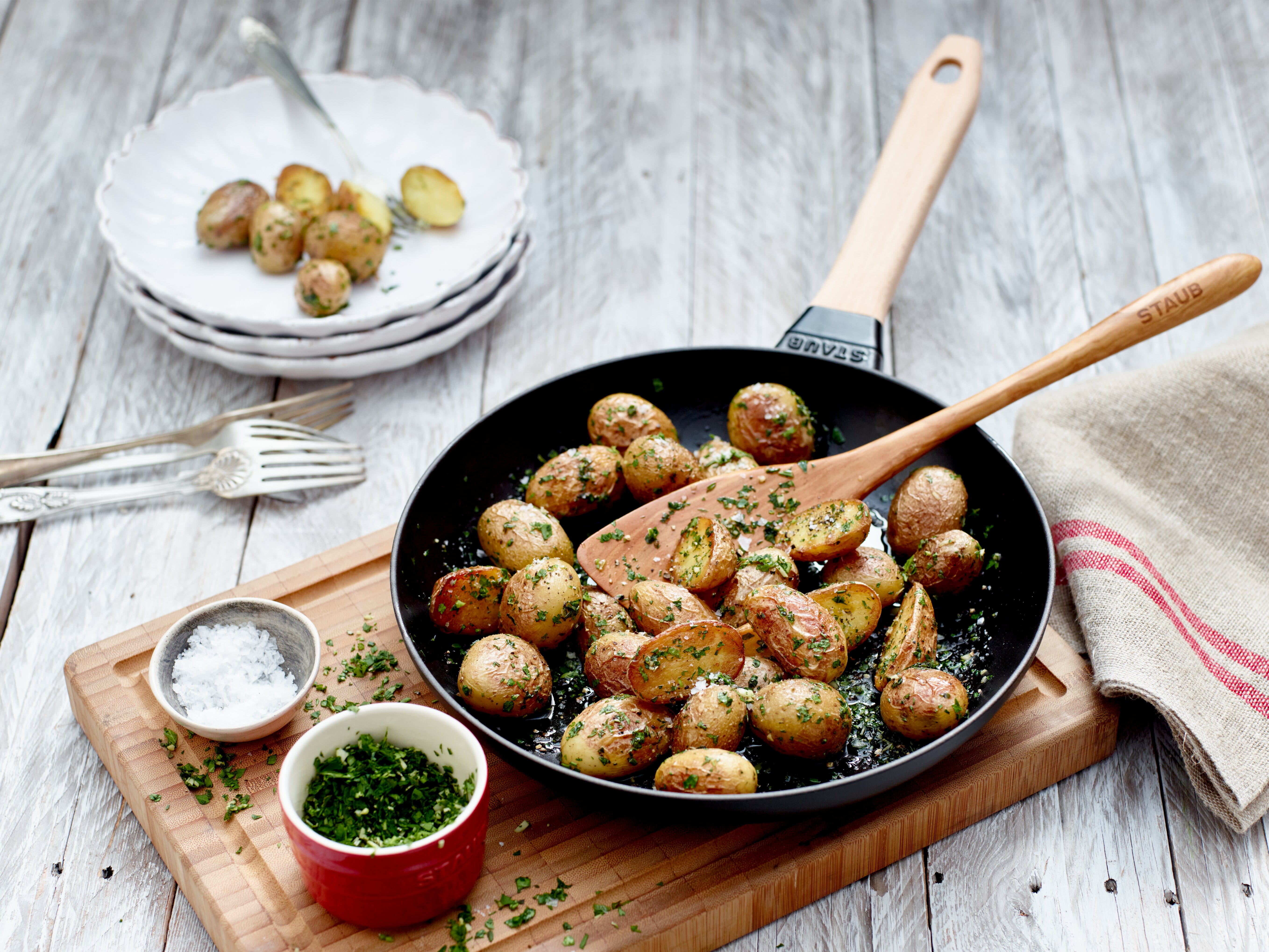 Staub Pans Bratpfanne mit Holzgriff 24cm, schwarz