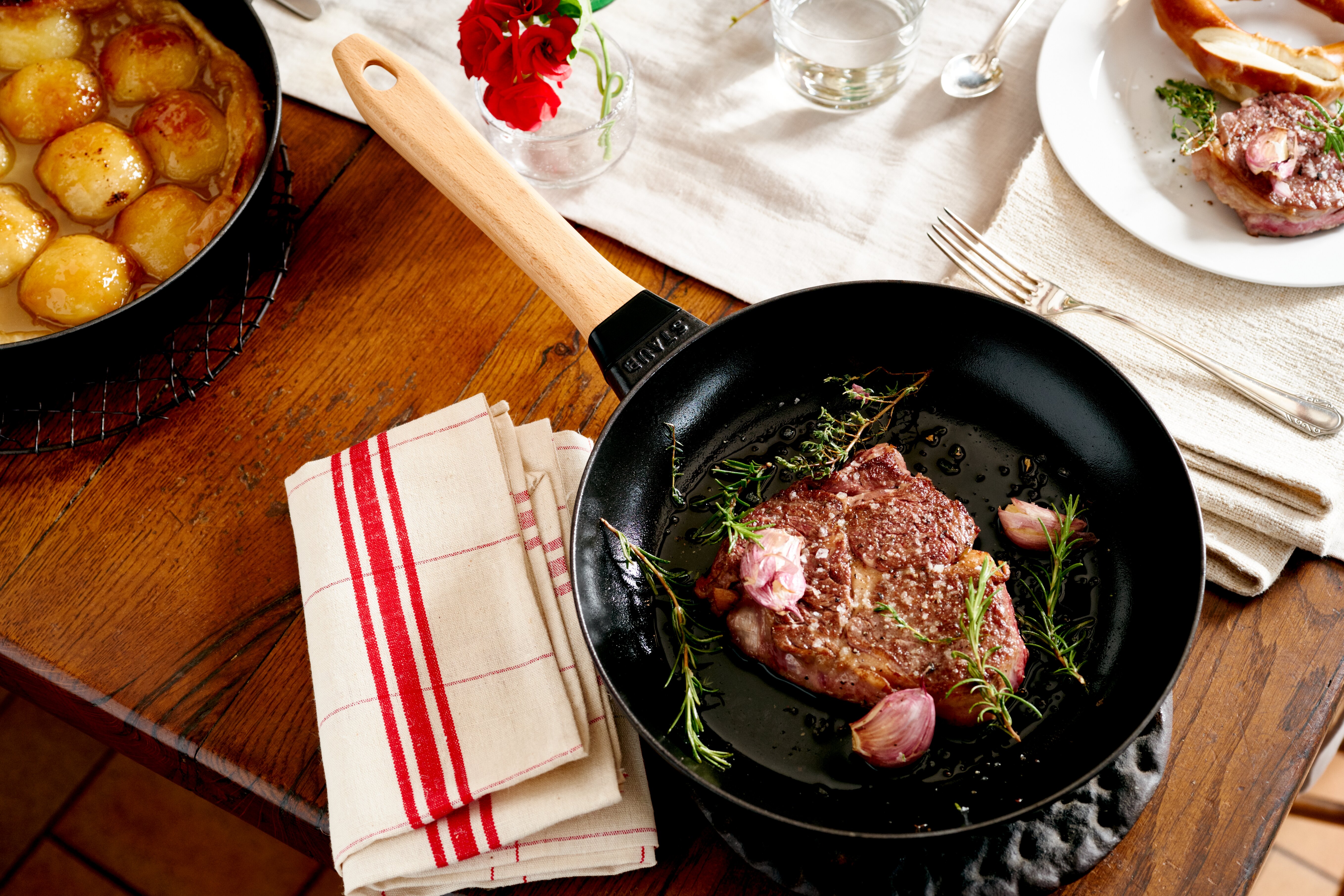 Staub Pans Bratpfanne mit Holzgriff 24cm, schwarz
