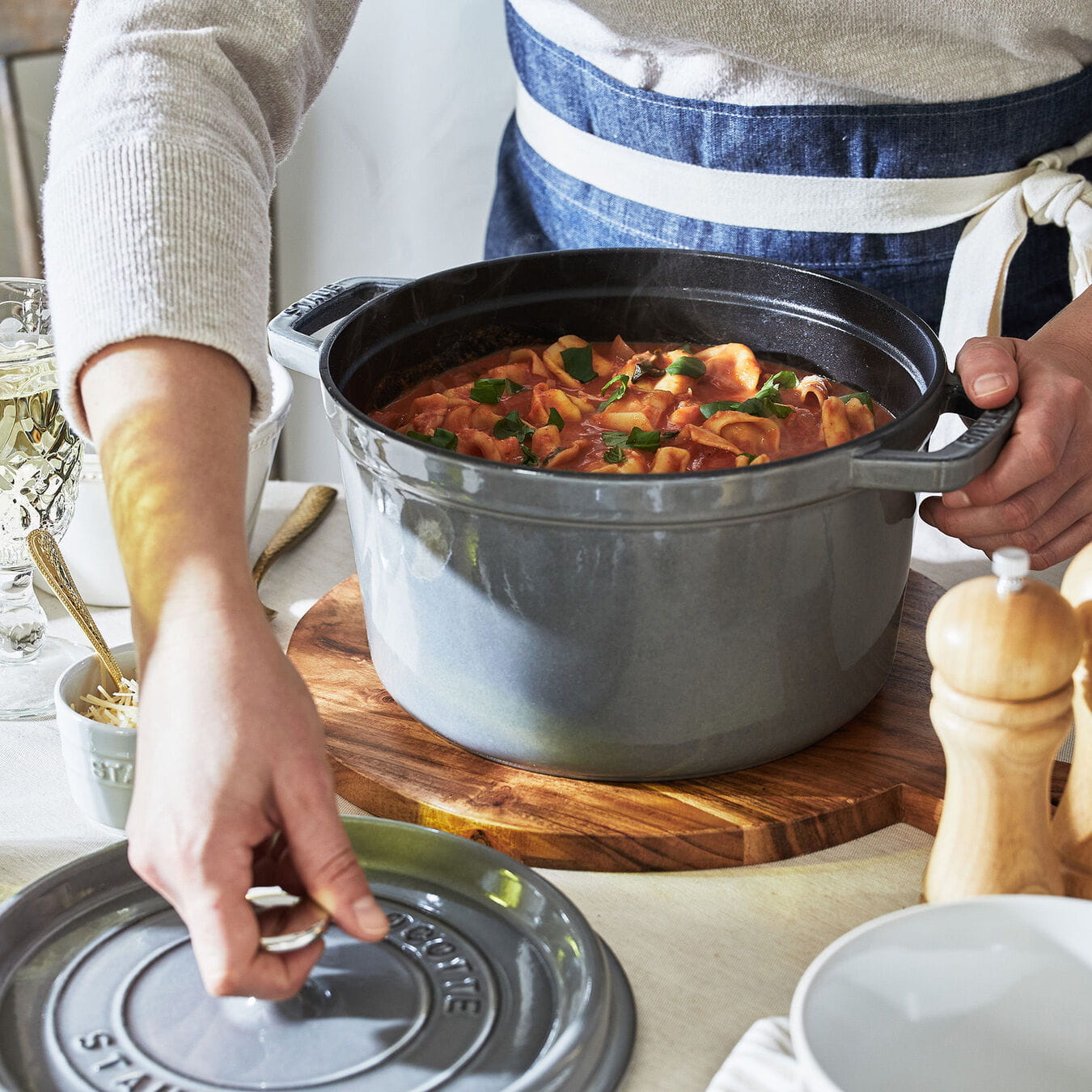 Staub Cocotte Bräter Gusseisen hoch, rund 24 cm Graphitgrau