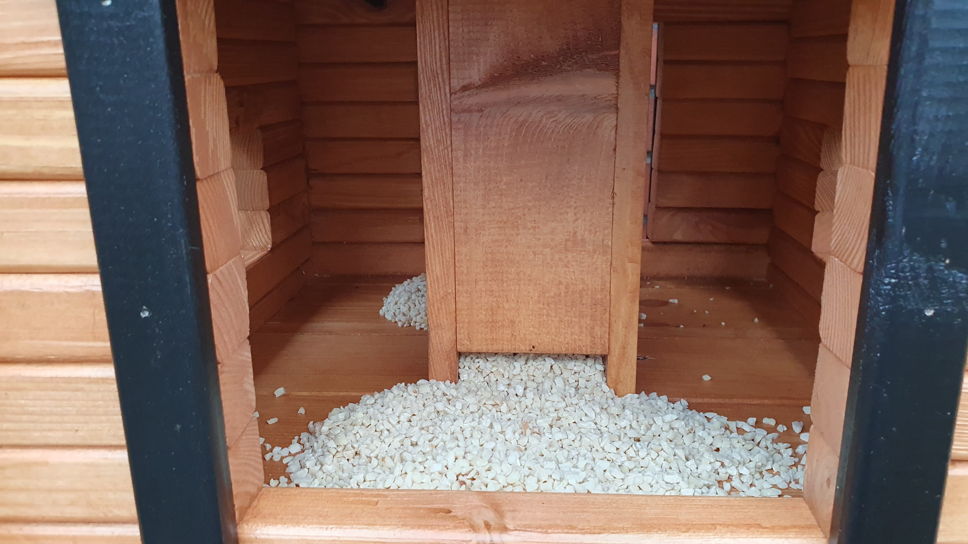 Kleiber Gartenprodukte Star-Haus Vogelfutter-Blockhaus mit Silo und rotem Dach, aus massivem Holz