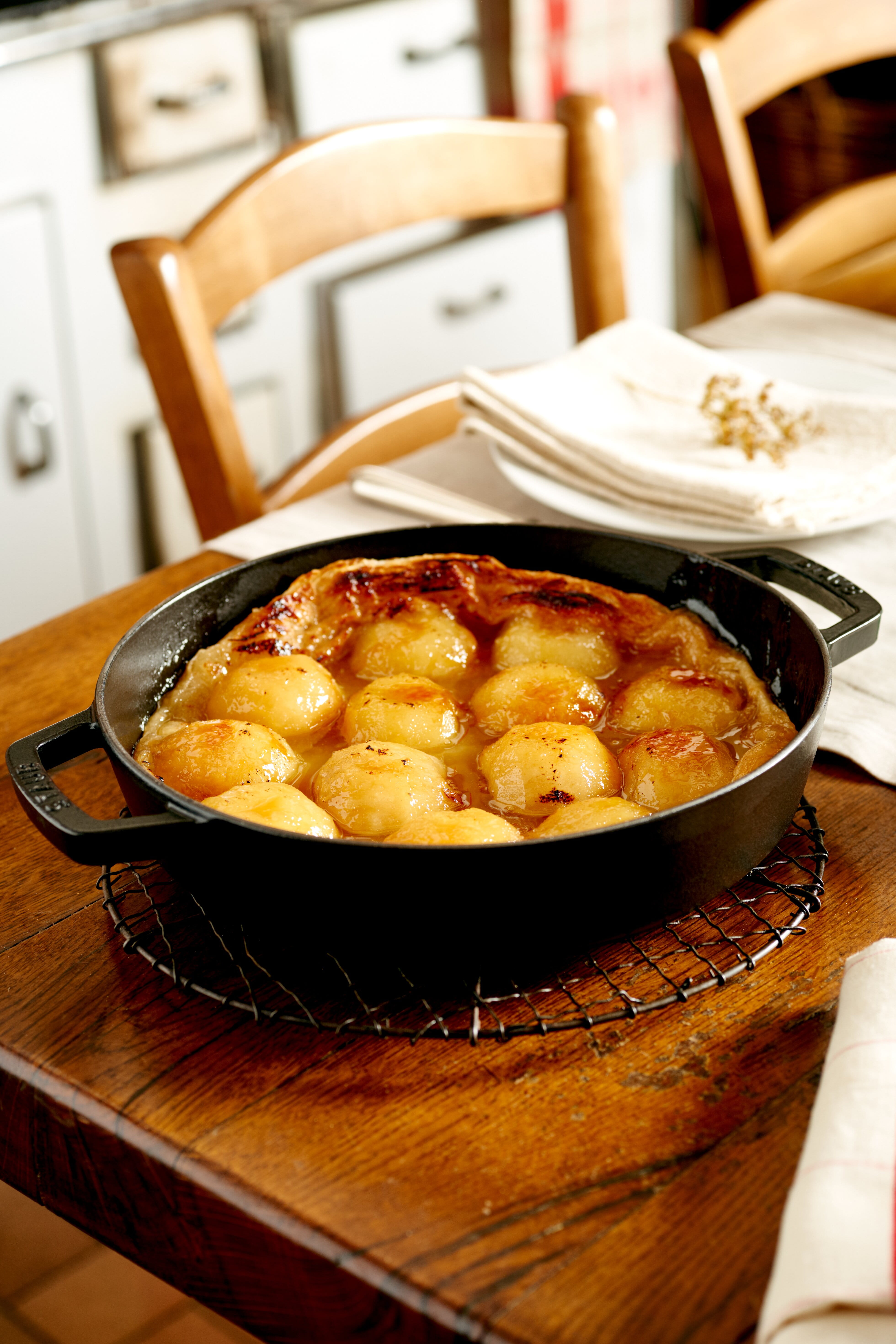 Staub France Bratpfanne Gusseisen mit zwei Griffen rund 34cm, Schwarz