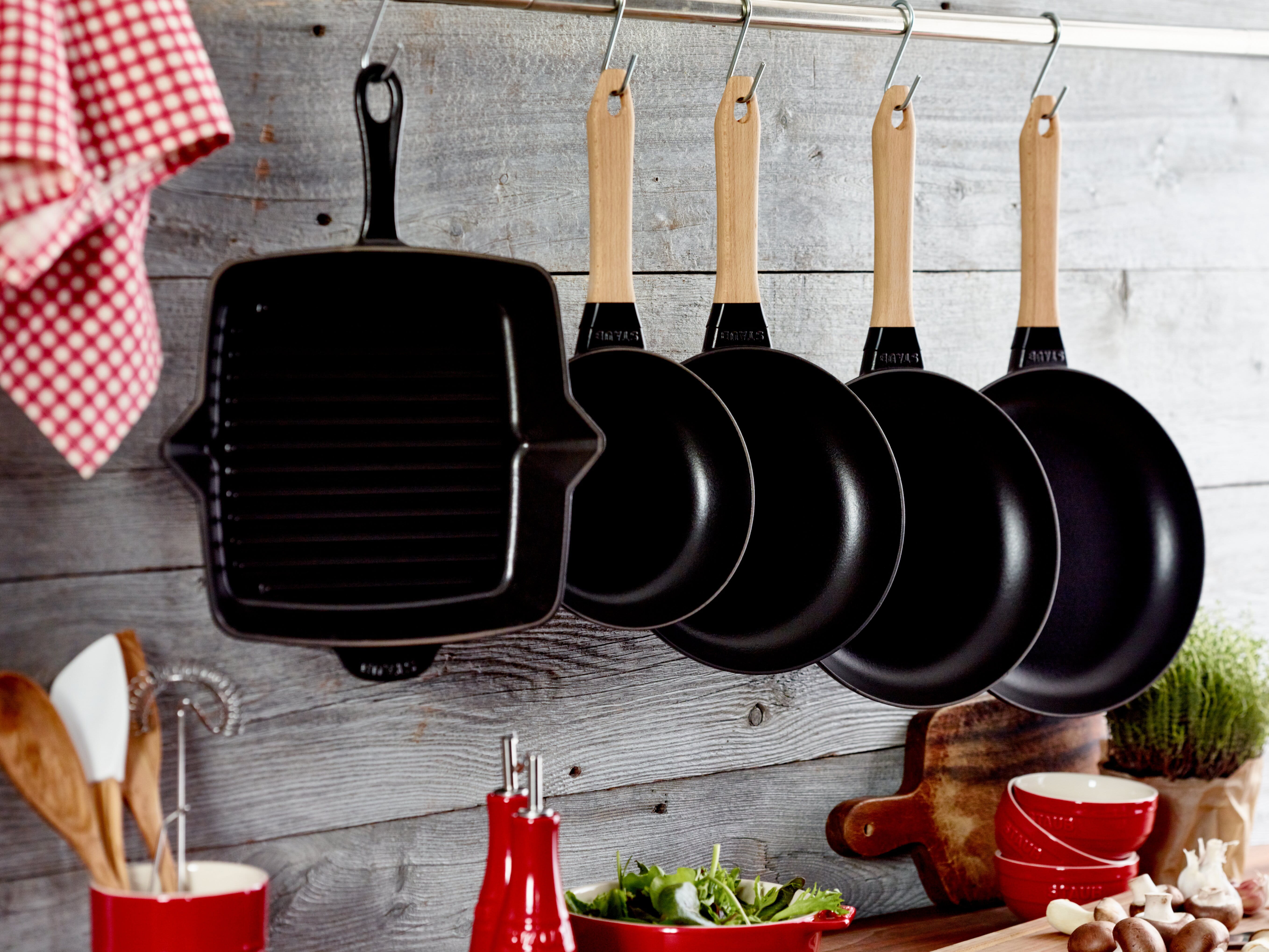 Staub Pans Bratpfanne mit Holzgriff 20cm schwarz
