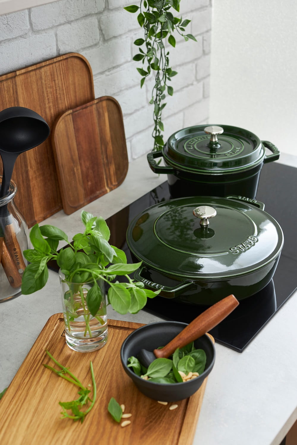 Staub Cocotte Bräter Gusseisen rund 20 cm Basilikum-Grün