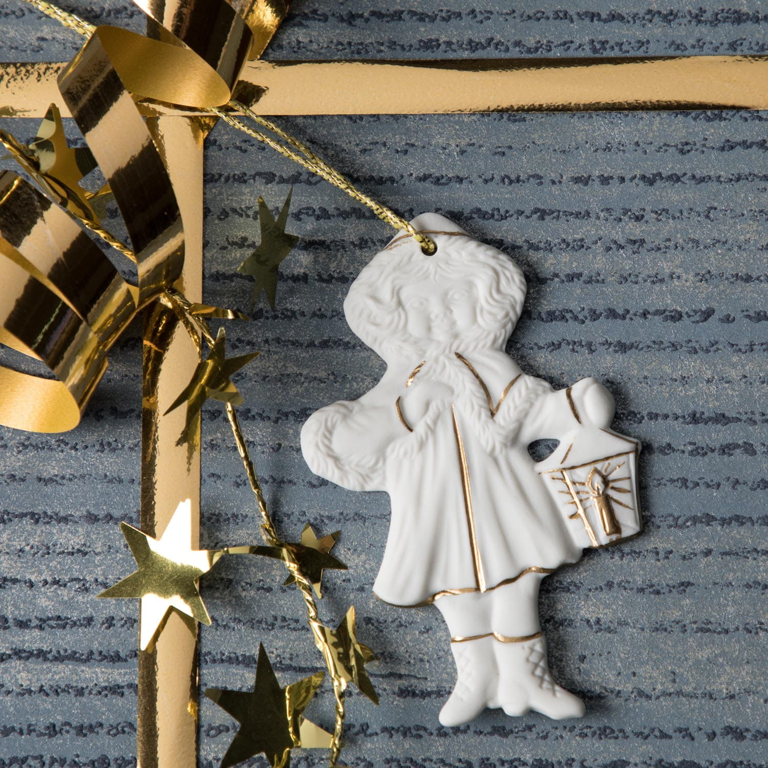 Seltmann Porzellan Weihnachtsanhänger "Mädchen mit Laterne", 8 cm, Weiß/Gold