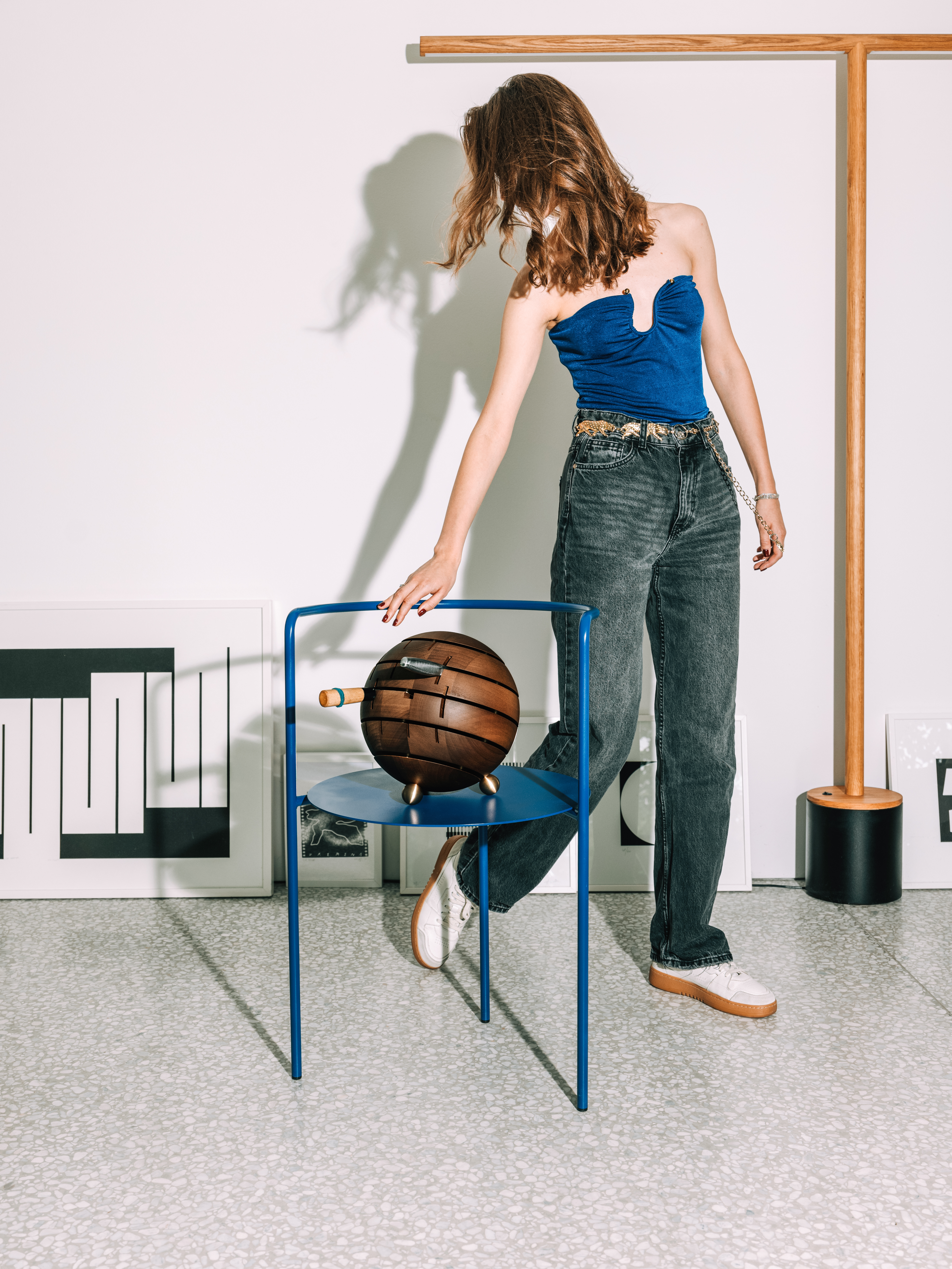 BREKA Kochmesserblock aus lackiertem, europäischem Walnussholz, mit verchromten Füßen