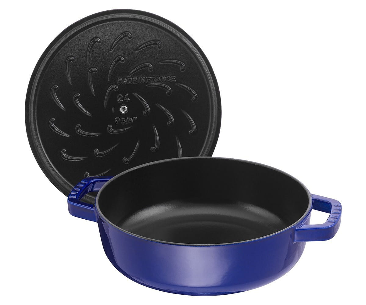 Staub Multifunktionsbräter dunkelblau mit Chistera Deckel geöffnet