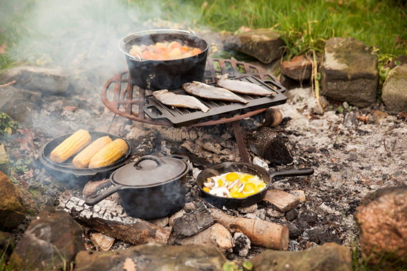 Dutch Oven Kochtopfset 7-tlg. aus Gusseisen in Holzbox