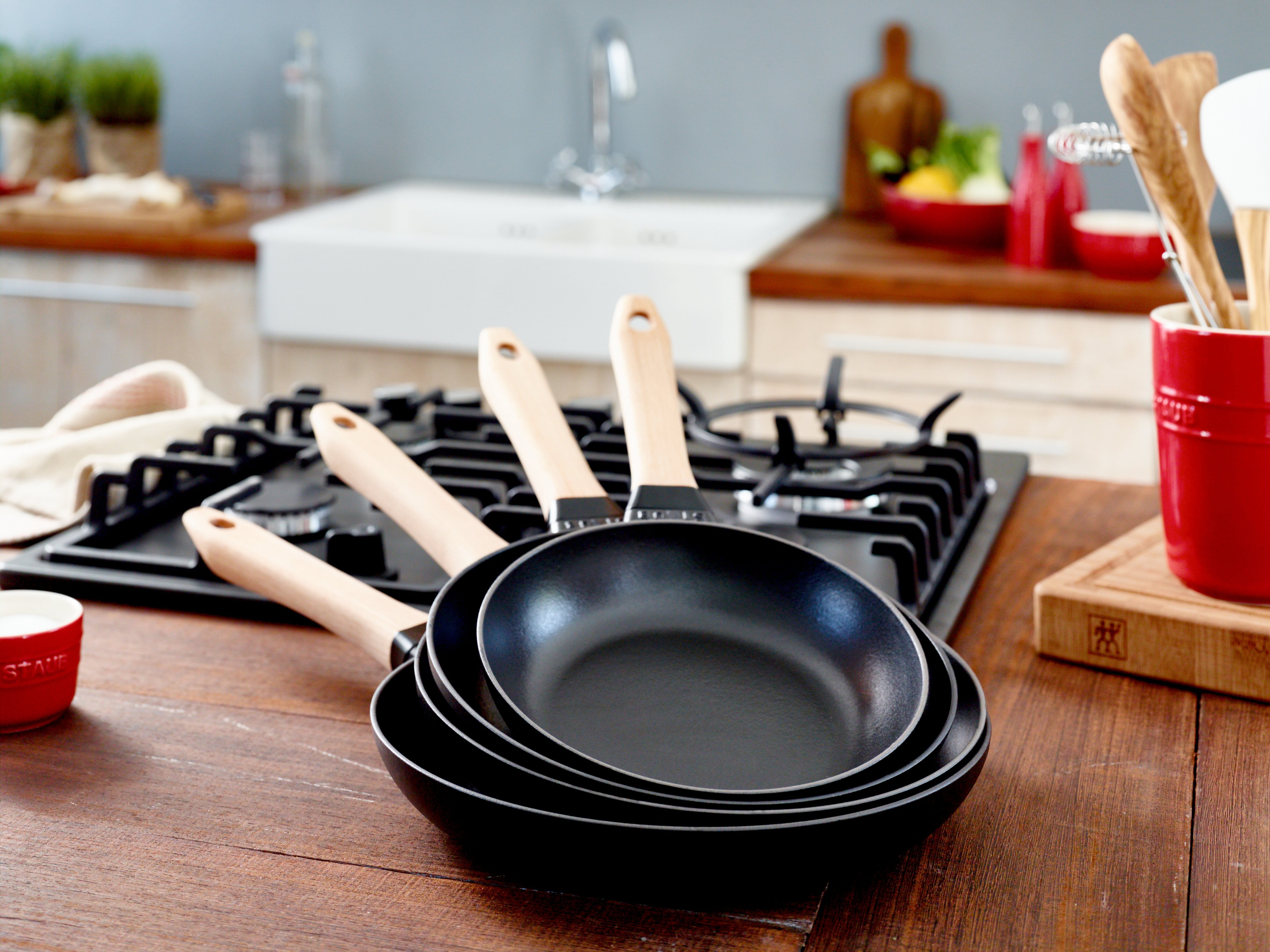 Staub Pans Bratpfanne mit Holzgriff 24cm, schwarz