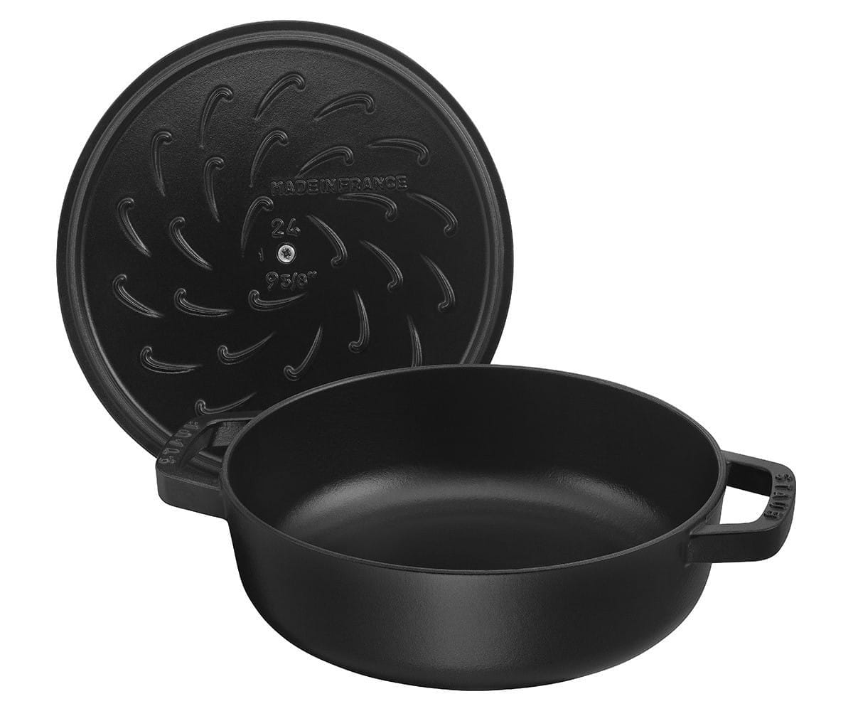 Staub Multifunktionsbräter schwarz mit Chistera Deckel offen