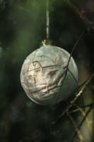 Seltmann Porzellan Weihnachtskugel, "Wasserrad und Mühle" Ø 8 cm, Weiß/Gold