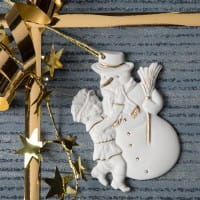 Seltmann Porzellan Weihnachtsanhänger "Junge mit Schneemann", 8,5 cm, Weiß/Gold