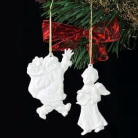 Seltmann Porzellan Weihnachtsanhänger "Weihnachtsmann mit Geschenk", 9 cm, Weiß