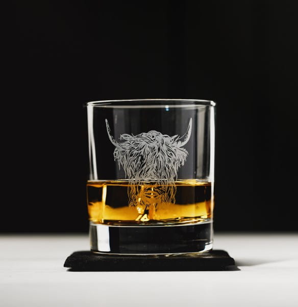 Scottish Glasbecher / Whiskyglas + Schiefer Untersetzer im Set - Schottisches Hochlandrind Ø 8,5 cm