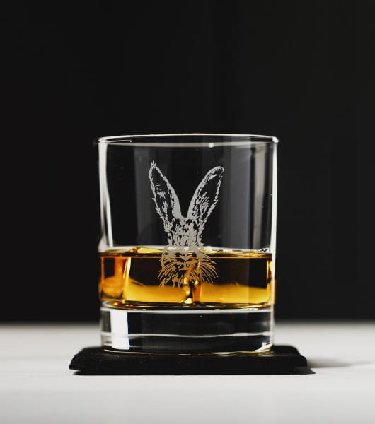 Scottish Glasbecher / Whiskyglas + Schiefer Untersetzer im Set - Hase Ø 8,5 cm