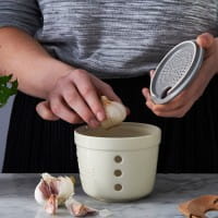 Mason Cash Innovative Küche - 2n1 Knoblauchbehälter aus Steingut
