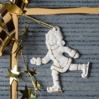 Seltmann Porzellan Weihnachtsanhänger "Schlittschuhläuferin", 8 cm, Weiß/Gold